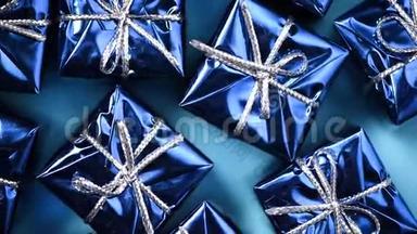 蓝色背景上的蓝色<strong>礼盒</strong>。 圣诞节和新年的旋转背景。 现在，<strong>惊喜</strong>的概念